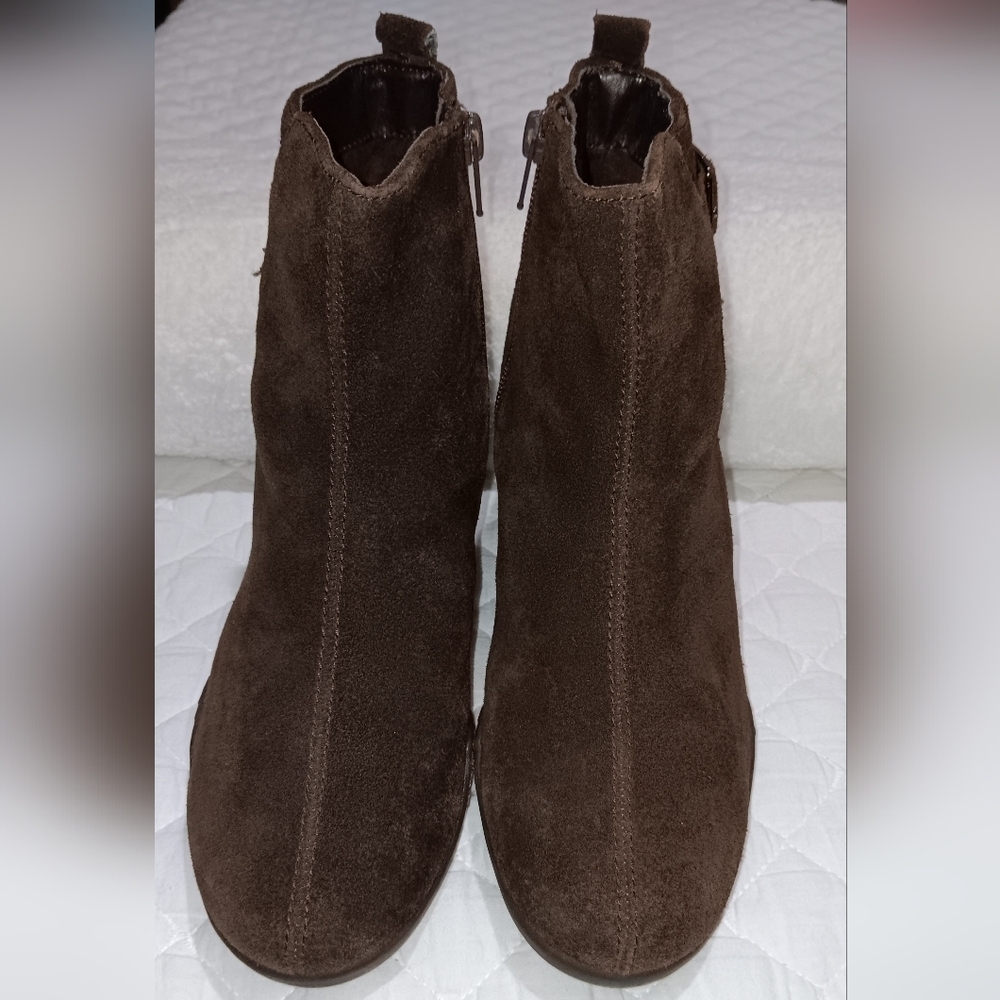 AEROSOLES  Dark Brown Ankle Booties Size 6.5M